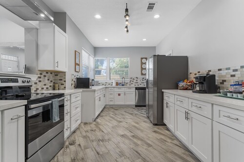 Walk to the beach. Casinos. POOL AND HOT TUB!