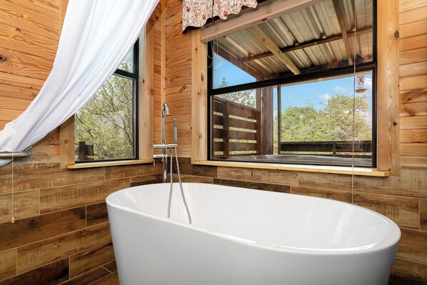 Baignoire, séchoir à cheveux, serviettes fournies