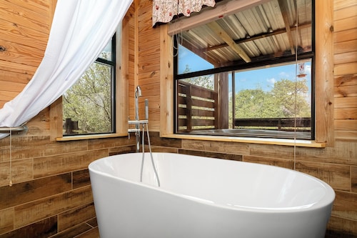Whitetail Oaks Guesthaus | Country Views | Fire pit | NO PETS