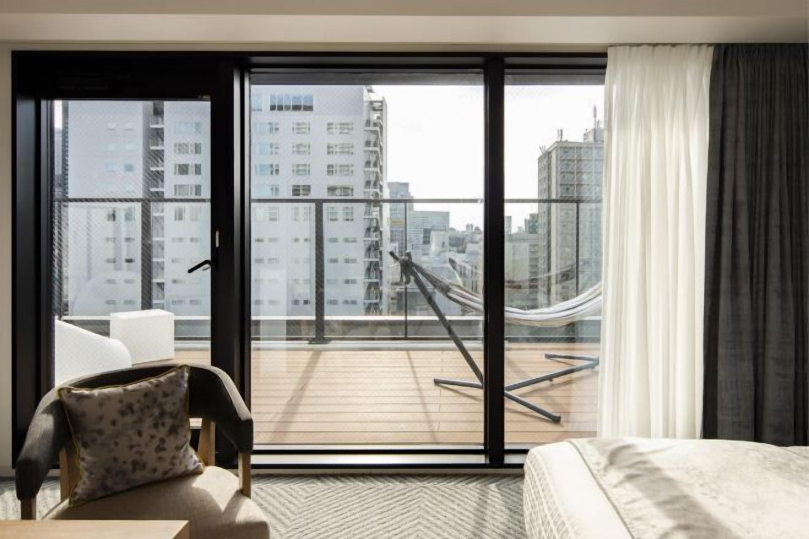 Sistema de insonorización, tabla de planchar con plancha y wifi gratis 