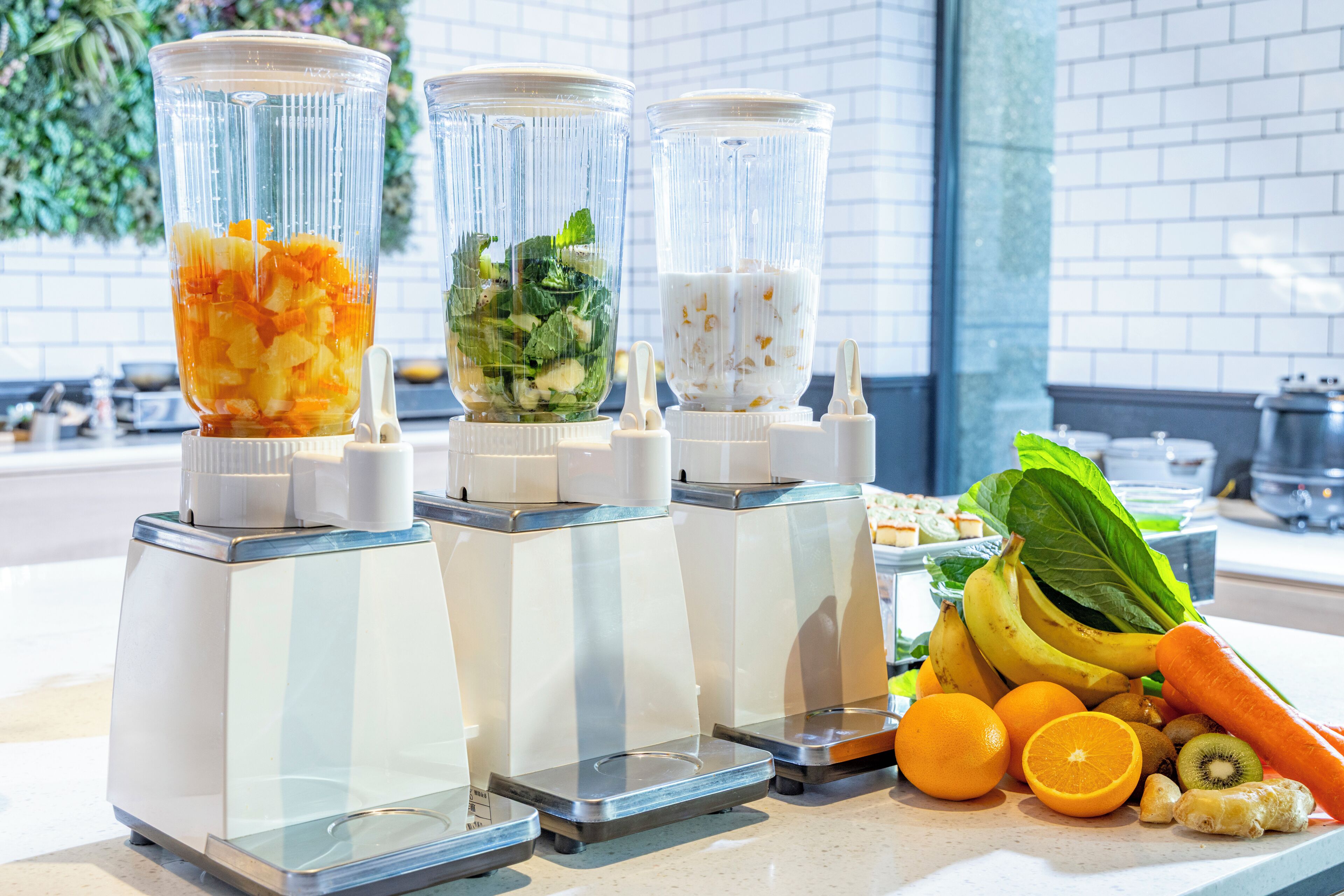 Daily buffet breakfast (JPY 2640 per person)