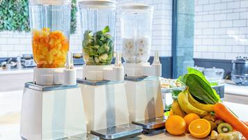 Desayuno buffet diario (JPY 2640 por persona)