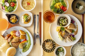 Daily buffet breakfast (JPY 1870 per person)