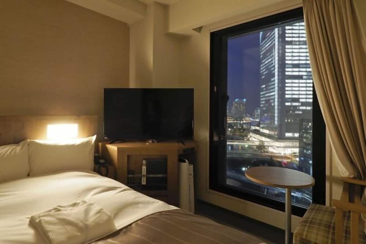 Minibar, caja de seguridad en la habitación y escritorio