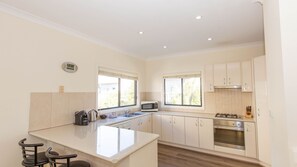Fridge, microwave, oven, stovetop - Alaska - 2/8 Poley Cow Lane (Jindabyne)