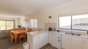 Fridge, microwave, oven, stovetop - Alaska - 2/8 Poley Cow Lane (Jindabyne)