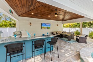 Terrace/patio - Aloha Beaches! Newly Renovated 4 Bedroom 3 Bath Home w/ Private Pool! (Anna Maria)