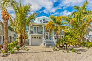 Exterior - Aloha Beaches! Newly Renovated 4 Bedroom 3 Bath Home w/ Private Pool! (Anna Maria)