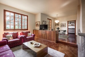 Fernseher, Kamin, Tischfußball