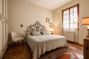 5 habitaciones, tabla de planchar con plancha, wifi y ropa de cama 