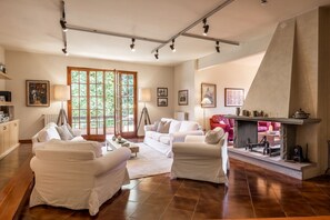 Televisión, chimenea y futbolito 