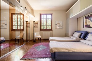 5 habitaciones, tabla de planchar con plancha, wifi y ropa de cama 