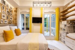 In-room safe, iron/ironing board, travel crib, free WiFi