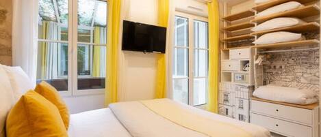 Coffres-forts dans les chambres, fer et planche à repasser