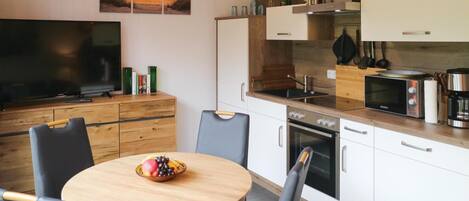 Refrigerador, parrilla de estufa, lavavajillas y cafetera y tetera