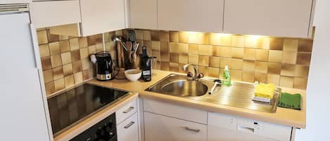 Oven, dishwasher, highchair
