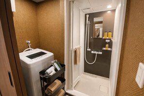 Basic Room (203) | Bathroom | Separate bathtub and shower, free toiletries, hair dryer, slippers - Eternity APARTMENT HOTEL SHINAGAWA (Tokyo)