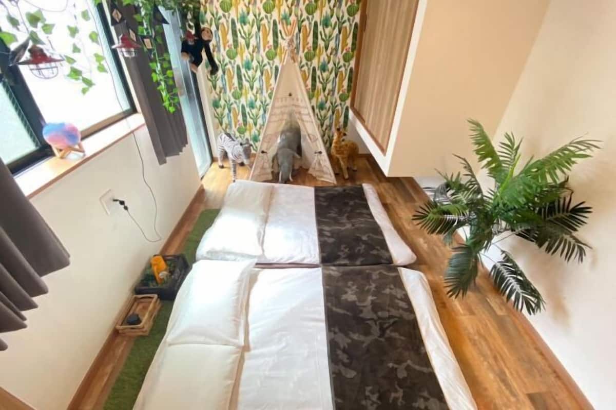 1 habitación, sistema de insonorización y tabla de planchar con plancha