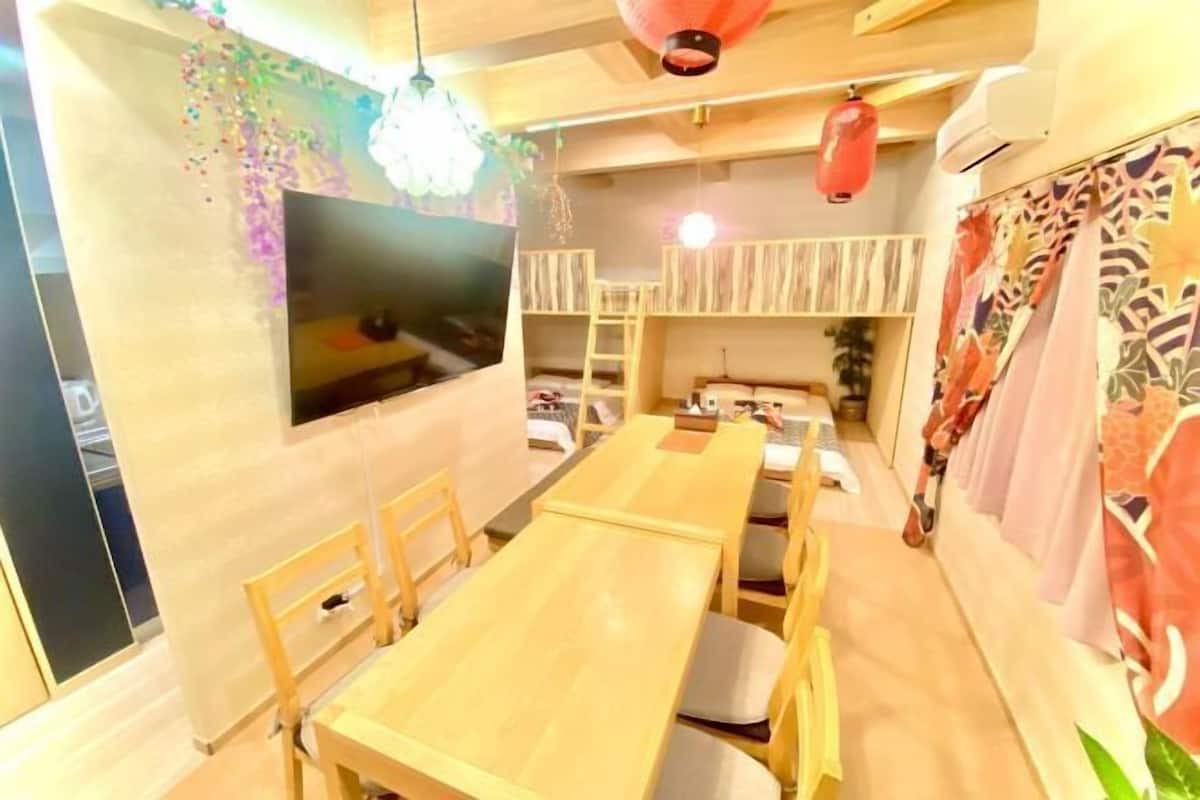 1 habitación, sistema de insonorización y tabla de planchar con plancha