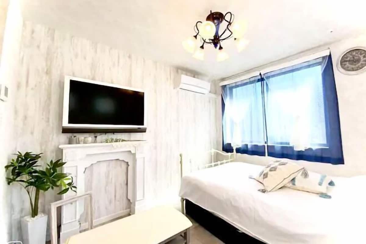1 habitación, sistema de insonorización y tabla de planchar con plancha