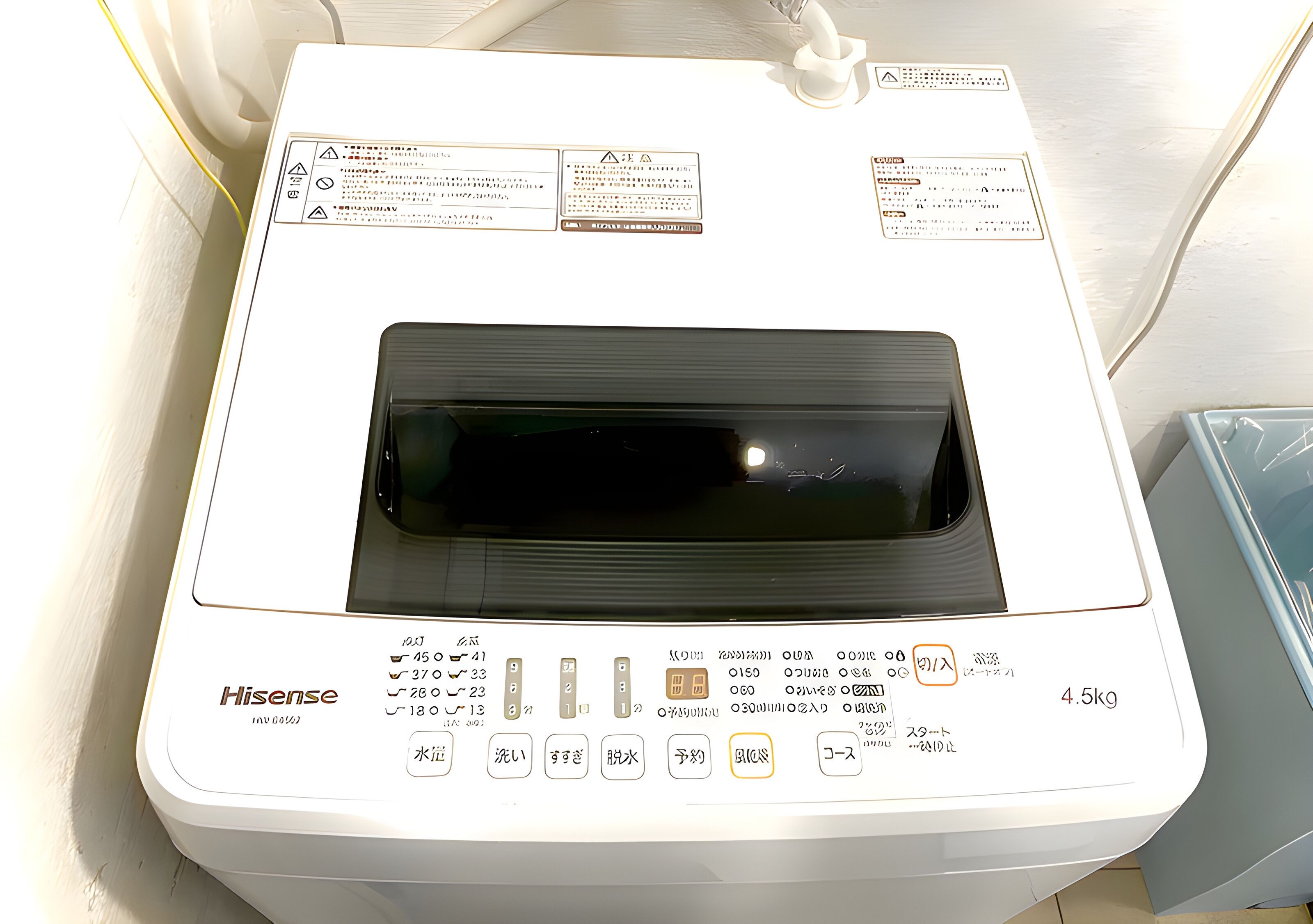 Un electrodoméstico blanco con pantalla digital y varios botones, incluyendo un indicador de nivel de agua y una balanza.