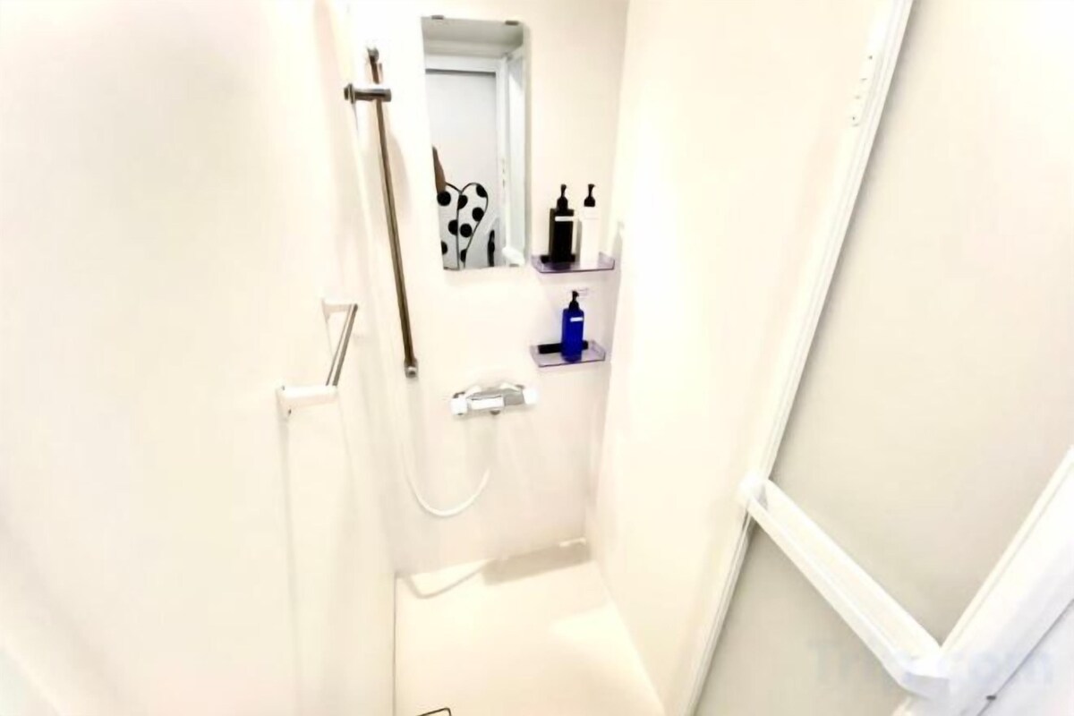 Bathroom | Separate tub and shower, free toiletries, hair dryer, slippers