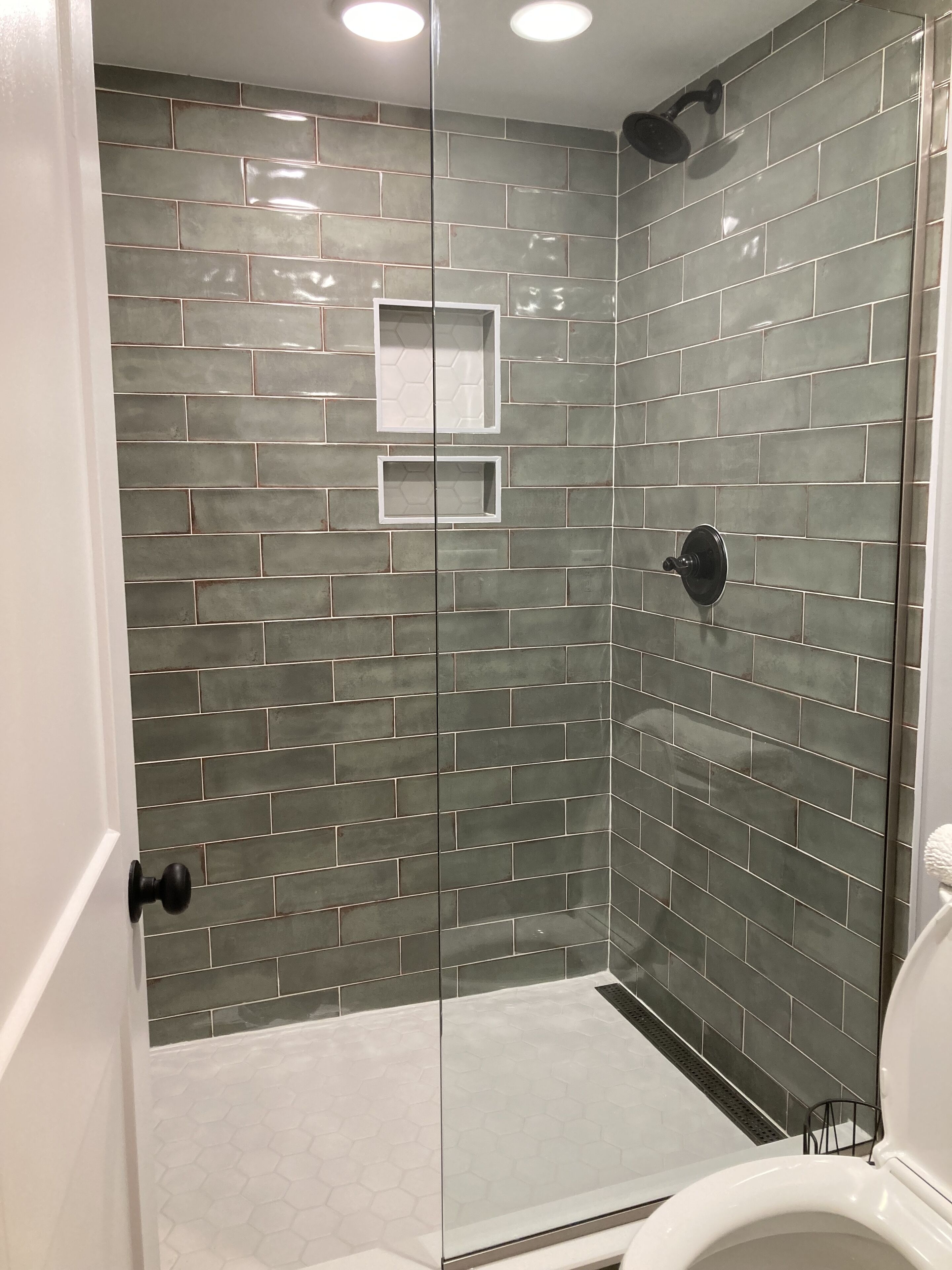 Combined shower/bathtub, hair dryer, shampoo, toilet paper