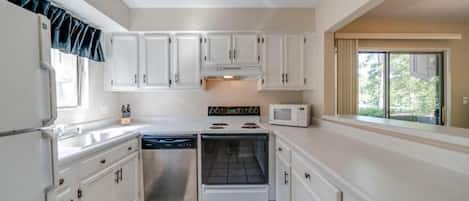 Refrigerador, microondas, horno y parrilla de estufa