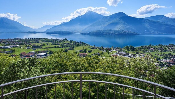 A panoramic view of a lakeside town with mountains in the background, a clear sky, and lush greenery in the foreground. - Beautiful private villa for 6 people with WIFI, TV, terrace and pets allowed (Stazzona)