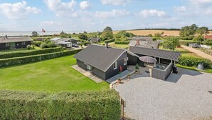Un quartier résidentiel moderne comprenant plusieurs maisons, une pelouse bien entretenue et une vue dégagée sur le paysage environnant.