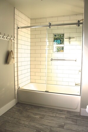 Combined shower/bathtub, hair dryer, towels, soap - The Oasis Downtown 3 BR with Pool (Walla Walla)
