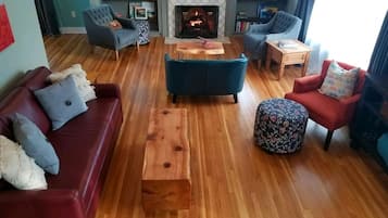Smart TV, fireplace, books, stereo