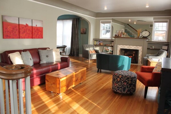 Smart TV, fireplace, books, stereo