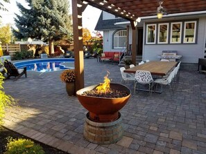 Outdoor dining - The Oasis Downtown 3 BR with Pool (Walla Walla)