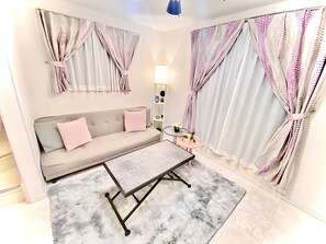 Basic House | Living area | 43-inch LCD TV with digital channels, TV, Netflix - Eternity HOUSE Shinjuku-Okubo (Tokyo)