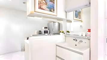 Basic House | Private kitchen | Full-size fridge, microwave, stovetop, dishwasher