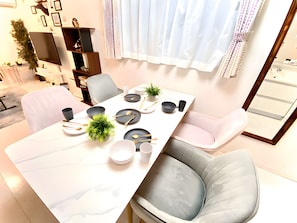 Casa básica | Área de sala de estar | Televisión LCD, Netflix, Hulu y piso con calefacción 