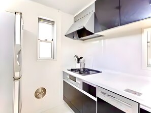 Basic-Haus | Eigene Küche | Großer Kühlschrank, Mikrowelle, Herdplatte, Geschirrspüler