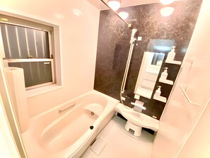 Basic-Haus | Badezimmer | Badewanne und Dusche (separat), kostenlose Toilettenartikel
