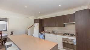 Fridge, microwave, oven, stovetop - Northstar - 1/17 Kirwan Close (Jindabyne)