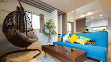 Habitación básica doble | Espacio para trabajar con laptop y cortinas blackout