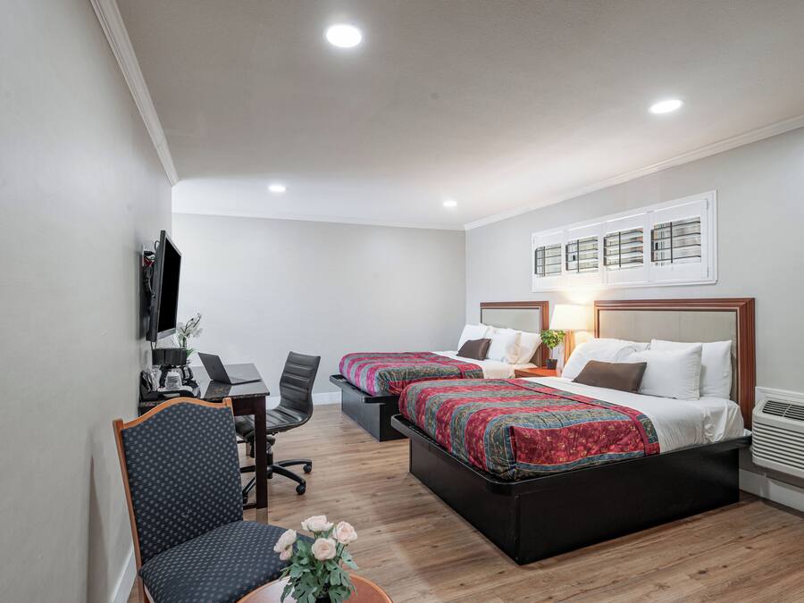 Escritorio, cortinas blackout y tabla de planchar con plancha