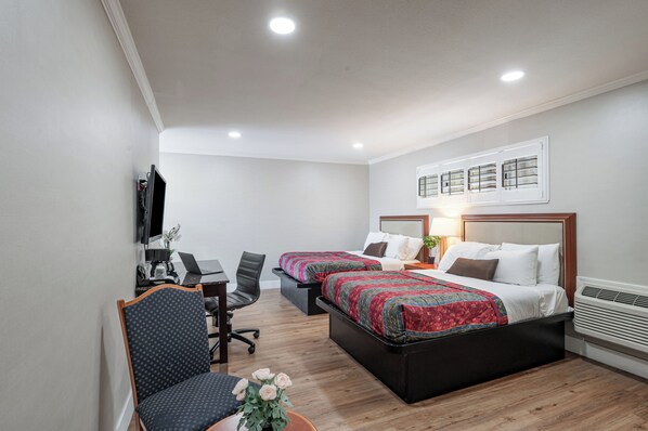 Habitación Deluxe doble | Escritorio, cortinas opacas, tabla de planchar con plancha y wifi gratis