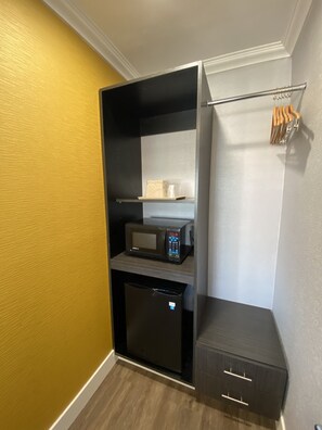 Escritorio, cortinas opacas, tabla de planchar con plancha y wifi gratis