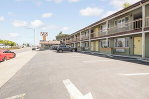 Free self-parking - Ritz Inn San Francisco SFO Airport (San Bruno)