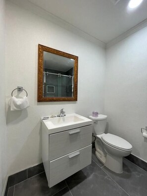 Shower, free toiletries, hair dryer, towels - Ritz Inn San Francisco SFO Airport (San Bruno)