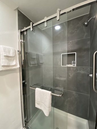 Shower, free toiletries, hair dryer, towels. Ritz Inn San Francisco SFO Airport