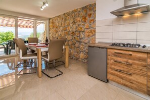 Fridge, microwave, stovetop, dishwasher