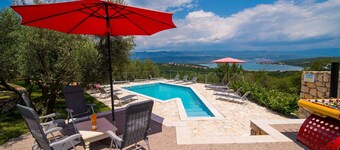 Holiday house Rosalia with Seaview and swimming pool