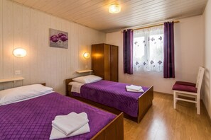 4 bedrooms, free WiFi, bed sheets, wheelchair access